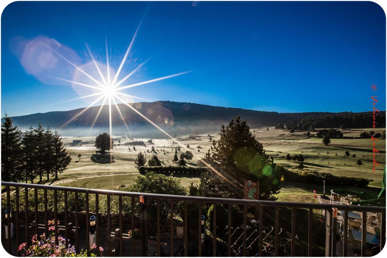 فندق Domaine Du Mont-Saint-Jean ليه روس المظهر الخارجي الصورة